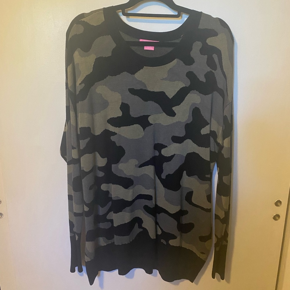 Isaac Mizrahi Black and Gray Camouflage Women’s Sweater
